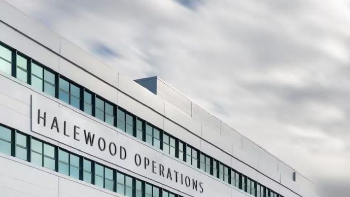 JLR ने कहा कि मर्सीसाइड में इसका हेलवुड प्लांट है JLR ने कहा कि मर्सीसाइड में इसका हेलवुड प्लांट है