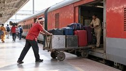 रेल टिकट कन्फर्म फिर भी सामान पर लग सकता है चार्ज, किस क्लास में कितने किलो की छूट?