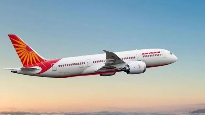 Air India के एक पायलट मुसीबत में फंस गए हैं। Air India के एक पायलट मुसीबत में फंस गए हैं।