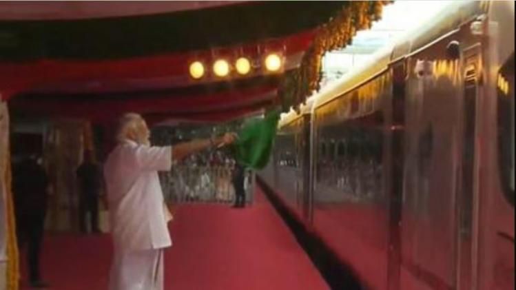 PM Modi कासरगोड के बीच केरल की पहली वंदे भारत एक्सप्रेस ट्रेन को हरी झंडी दिखाई।