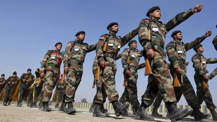 Military Army का पिछले एक साल में खर्च बढ़ गया है। Military Army का पिछले एक साल में खर्च बढ़ गया है।