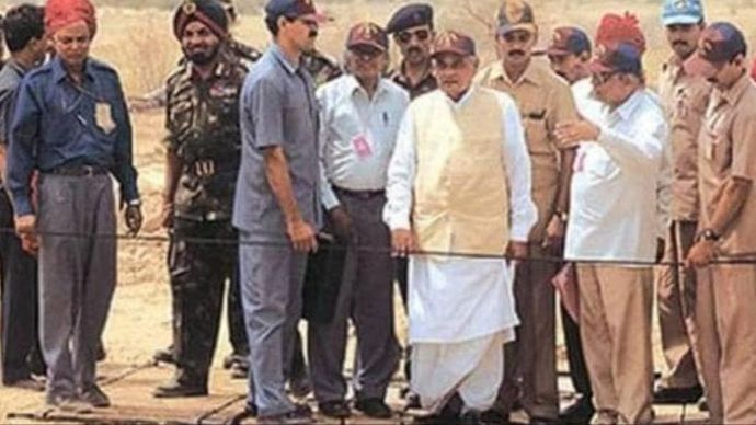 11 मई 1998 को, राजस्थान में भारतीय सेना के पोखरण परीक्षण रेंज में पांच परमाणु परीक्षण किए गए। 11 मई 1998 को, राजस्थान में भारतीय सेना के पोखरण परीक्षण रेंज में पांच परमाणु परीक्षण किए गए।