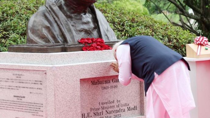 Hiroshima में गांधी जी की प्रतिमा का अनावरण, PM मोदी ने किया Hiroshima में गांधी जी की प्रतिमा का अनावरण, PM मोदी ने किया