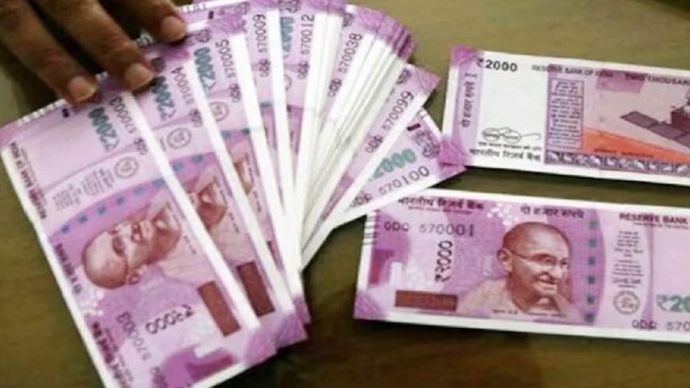 2,000 के नोट को लेकर सरकार की तरफ से सफाई आई है। 2,000 के नोट को लेकर सरकार की तरफ से सफाई आई है।