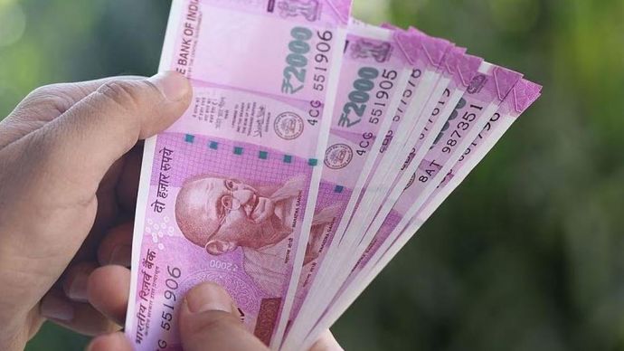 महीनेभर में बैंकों में आए 2000 रुपए के 72% नोट महीनेभर में बैंकों में आए 2000 रुपए के 72% नोट