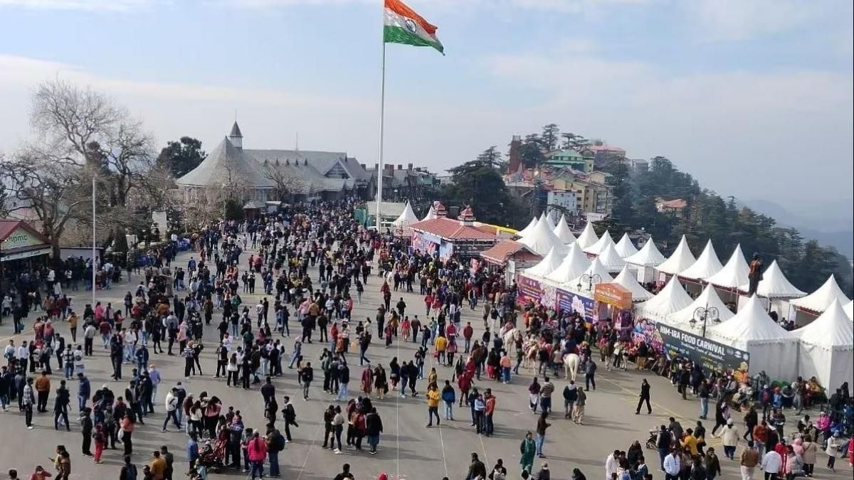 गर्मियों की छुट्टियों में होटल्स में भारी भीड़, पहाड़ों पर लग रहा है जाम
