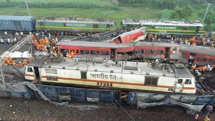 Balasore के बहनगा में तीन ट्रेनें टकराई हैं, दो पैसेंजर ट्रेनों की मालगाड़ी से टक्कर हुई है Balasore के बहनगा में तीन ट्रेनें टकराई हैं, दो पैसेंजर ट्रेनों की मालगाड़ी से टक्कर हुई है