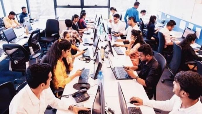 Service Sector की गतिविधियों में आया धीमापन Service Sector की गतिविधियों में आया धीमापन