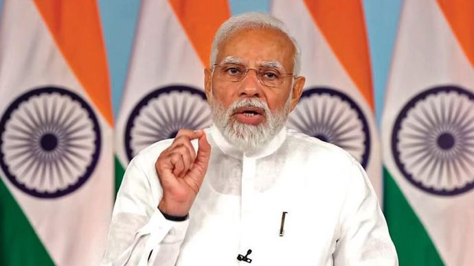 तबाही वाले इलाको के बारे में जानकारी लेने के लिए अधिकारी एवं मंत्रियो के सीधे संपर्क में PM