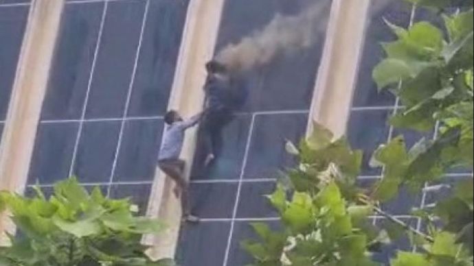 Greater Noida West के Galaxy Plaza में लगी आग Greater Noida West के Galaxy Plaza में लगी आग