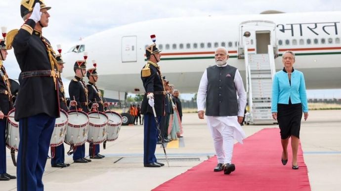 Paris पहुंचे PM Modi का Airport पर भव्य स्वागत Paris पहुंचे PM Modi का Airport पर भव्य स्वागत