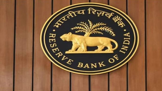 RBI की तरफ से नियमों का पालन नहीं करने पर बैंकों के खिलाफ लगातार सख्त कदम उठाए जा रहे हैं।