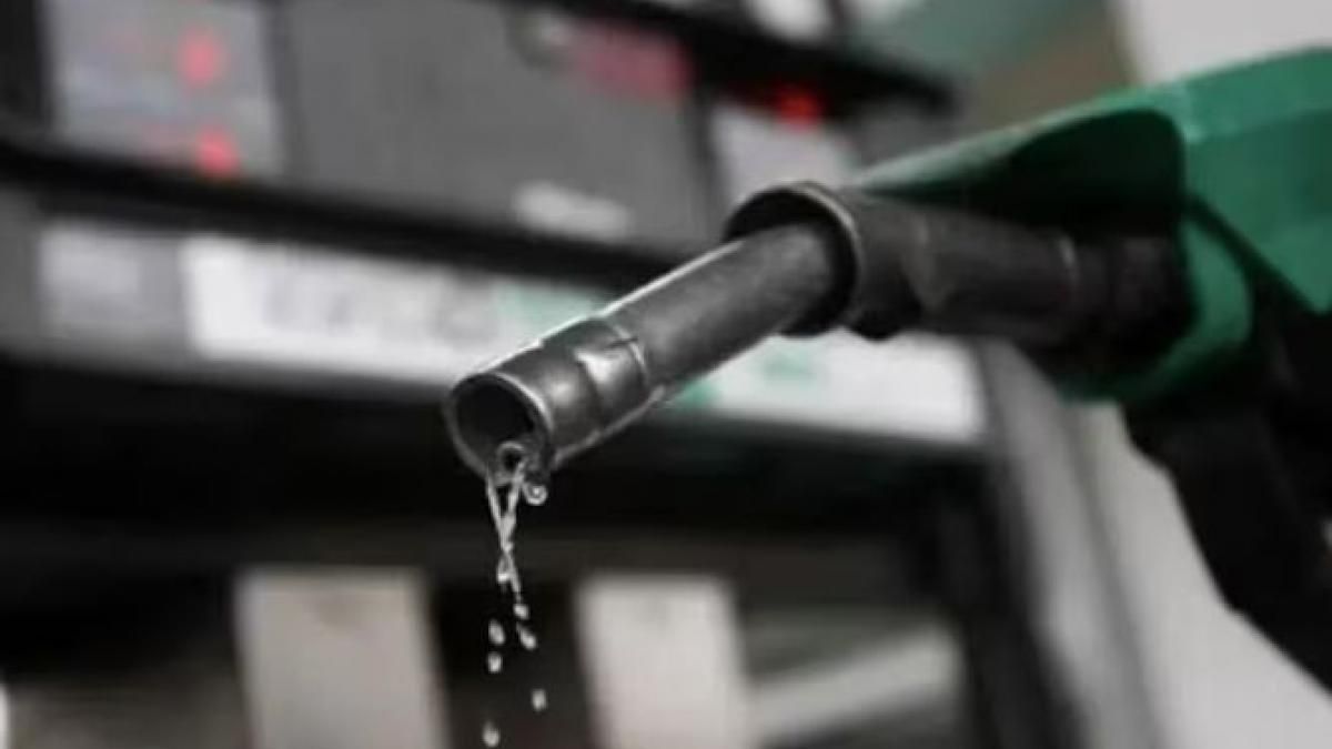 पाकिस्तान में पड़ी पेट्रोल की मार पाकिस्तान में पड़ी पेट्रोल की मार