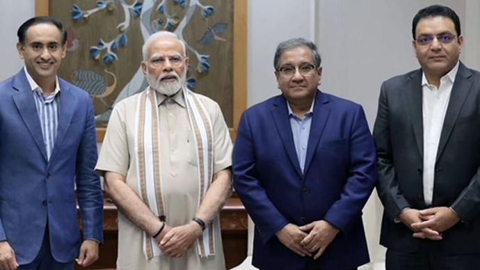 प्रधानमंत्री नरेंद्र मोदी के साथ न्यूज डायरेक्टर राहुल कंवल, बिजनेस टुडे मैग्जीन के एडीटर सौरव मजूमदार और बिज़नेस टुडे टेलीविजन के मैनेजिंग एडीटर सिद्धार्थ ज़राबी प्रधानमंत्री नरेंद्र मोदी के साथ न्यूज डायरेक्टर राहुल कंवल, बिजनेस टुडे मैग्जीन के एडीटर सौरव मजूमदार और बिज़नेस टुडे टेलीविजन के मैनेजिंग एडीटर सिद्धार्थ ज़राबी