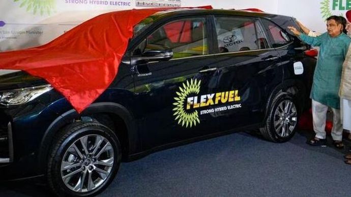 Ethanol से चलेगी भारत में कारें, Nitin Gadkari ने लॉन्च की पहली कार Ethanol से चलेगी भारत में कारें, Nitin Gadkari ने लॉन्च की पहली कार