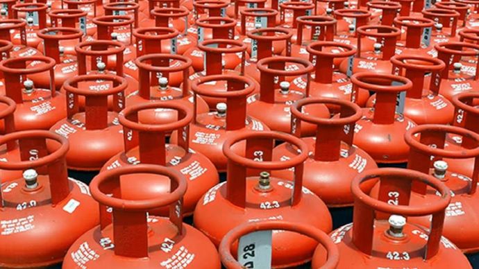 LPG Gas Cylinder की कीमतों में 200 रुपये की कटौती LPG Gas Cylinder की कीमतों में 200 रुपये की कटौती