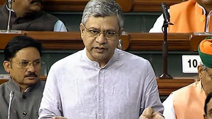 अश्विनी वैष्णव ने कहा कि संयुक्त समिति ने बिल में 81 संशोधन की सिफारिश की है अश्विनी वैष्णव ने कहा कि संयुक्त समिति ने बिल में 81 संशोधन की सिफारिश की है