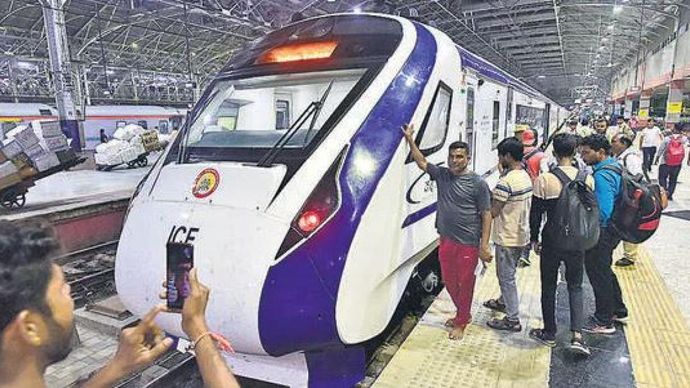 यूट्यूबर, रील्स बनाने वाले और ब्लॉगर्स से वंदे भारत ट्रेन के यात्री परेशान, कटने लगा चालान