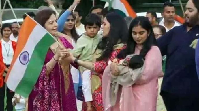Mukesh, Nita Ambabni ने बच्चों, पोते Prithvi, पोती Veda के साथ मनाया स्वतंत्रता दिवस