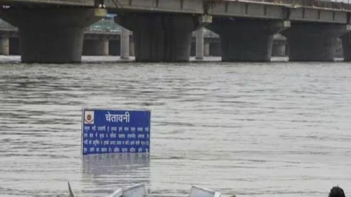 Delhi में खतरनाक स्तर पर पहुंचा नदी का जलस्तर Delhi में खतरनाक स्तर पर पहुंचा नदी का जलस्तर