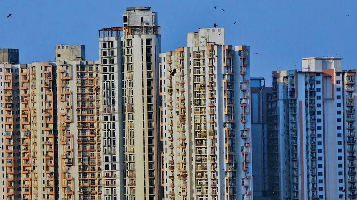 चीन में 2021 के बीच में रियल एस्टेट का संकट शुरू हुआ 