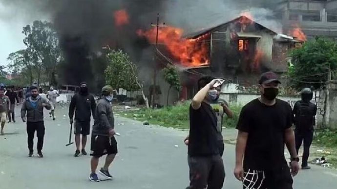 मणिपुर हिंसा: बिष्णुपुर में ताजा झड़पों के बाद 3 की मौत मणिपुर हिंसा: बिष्णुपुर में ताजा झड़पों के बाद 3 की मौत