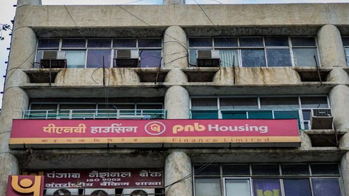 PNB हाउसिंग फाइनेंस के शेयर आज 8% भागा