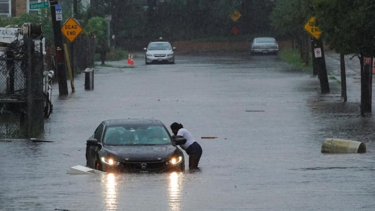 अमेरिका के न्यूयॉर्क शहर और आसपास के इलाकों में भारी बारिश के बाद बाढ़ आ गई