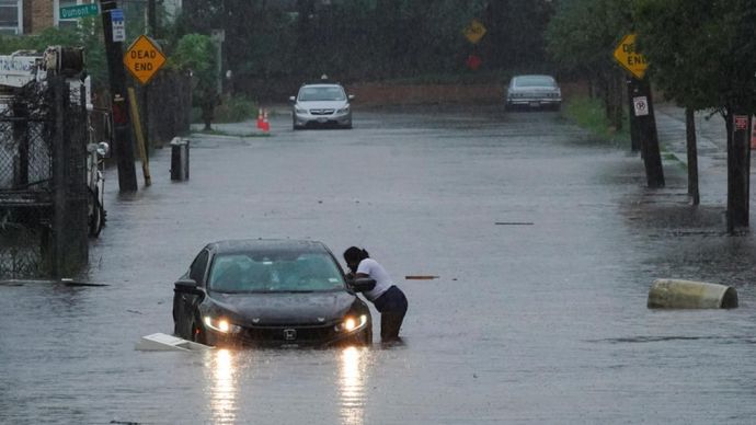 अमेरिका के न्यूयॉर्क शहर और आसपास के इलाकों में भारी बारिश के बाद बाढ़ आ गई अमेरिका के न्यूयॉर्क शहर और आसपास के इलाकों में भारी बारिश के बाद बाढ़ आ गई