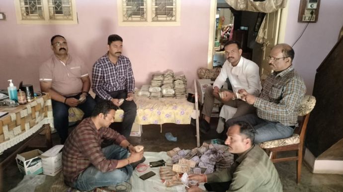 छापेमारी के दौरान पुलिस ने एक डॉक्टर के ठिकाने से 2.4 किलोग्राम सोना और 70 लाख रुपये कैश बरामद किए हैं