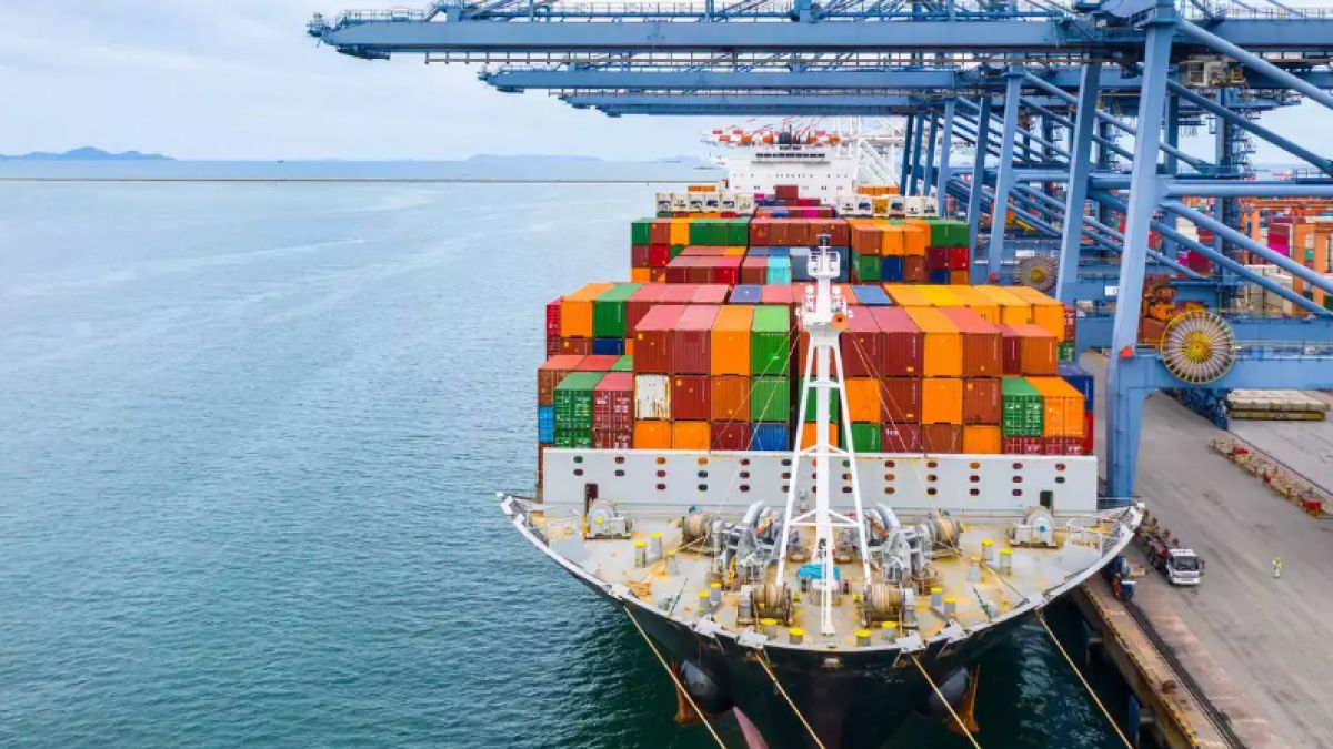 समंदर के रास्ते माल ढुलाई में लगी कंपनियों पर अब जीएसटी की तलवार लटकी हुई है