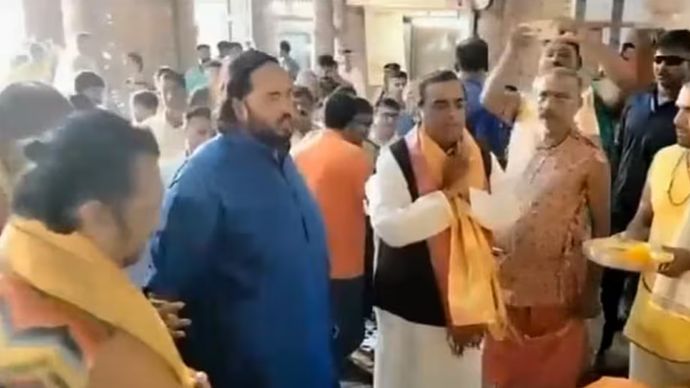 उद्योगपति मुकेश अंबानी एक बार फिर भगवान के दर पर पहुंचे हैं उद्योगपति मुकेश अंबानी एक बार फिर भगवान के दर पर पहुंचे हैं