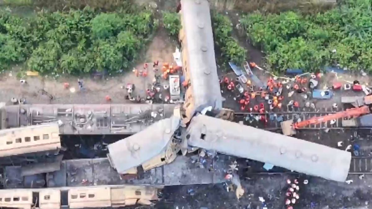 आंध्र प्रदेश के विजयनगरम जिले में दो ट्रेनों की टक्कर आंध्र प्रदेश के विजयनगरम जिले में दो ट्रेनों की टक्कर