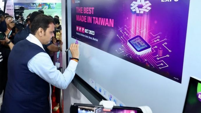 Devendra Fadnavis ने गुरुवार को बड़ा बयांन देते हुए कहा है की महाराष्ट्र 'भारतीय अर्थव्यवस्था का पावरहाउस' है  Devendra Fadnavis ने गुरुवार को बड़ा बयांन देते हुए कहा है की महाराष्ट्र 'भारतीय अर्थव्यवस्था का पावरहाउस' है