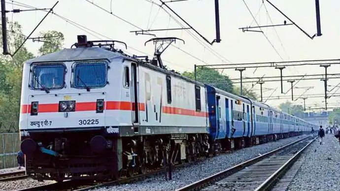 देश की लाइफ लाइन कही जाने वाली भारतीय रेलवे एक बार फिर से चर्चा में है देश की लाइफ लाइन कही जाने वाली भारतीय रेलवे एक बार फिर से चर्चा में है
