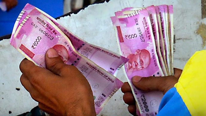 RBI का निर्देश था कि 7 अक्टूबर तक ही बैंकों में 2000 के नोट बदलने की समयसीमा थी RBI का निर्देश था कि 7 अक्टूबर तक ही बैंकों में 2000 के नोट बदलने की समयसीमा थी
