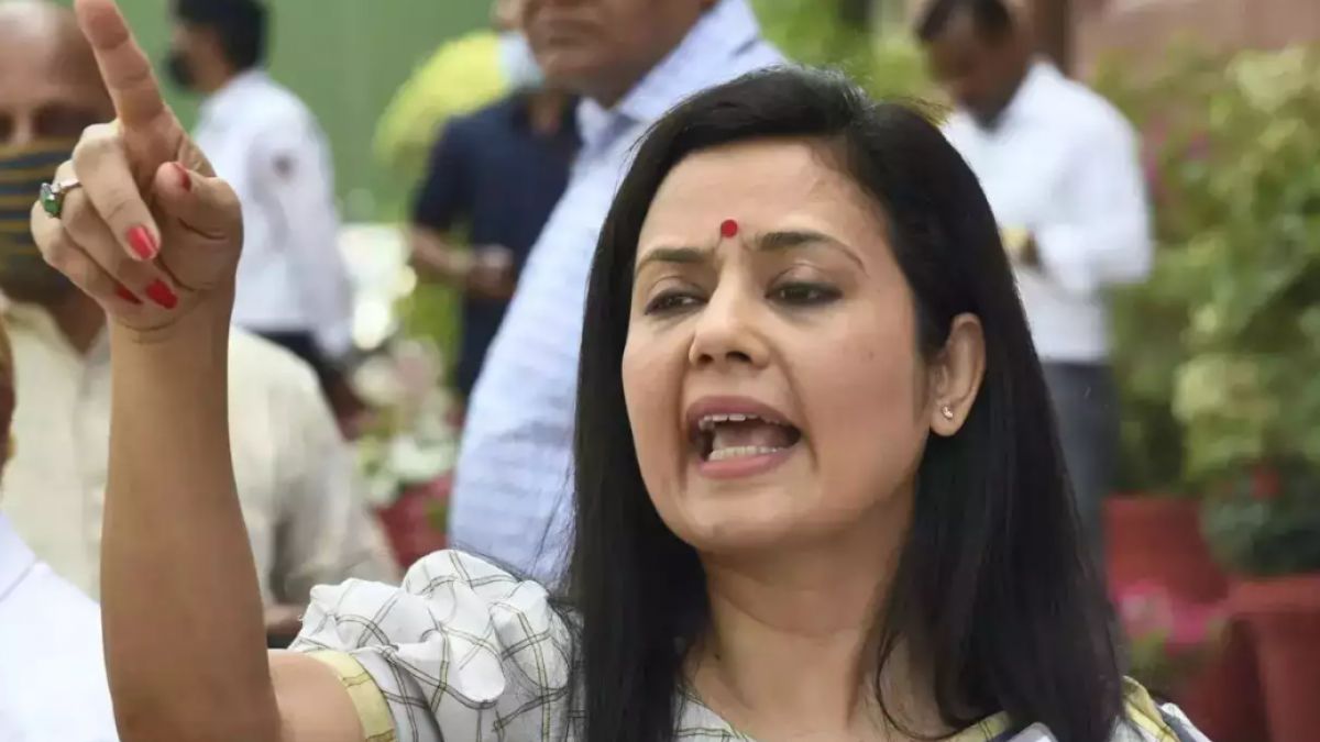 महुआ की संसद सदस्यता रद्द करने की मांग की गई है