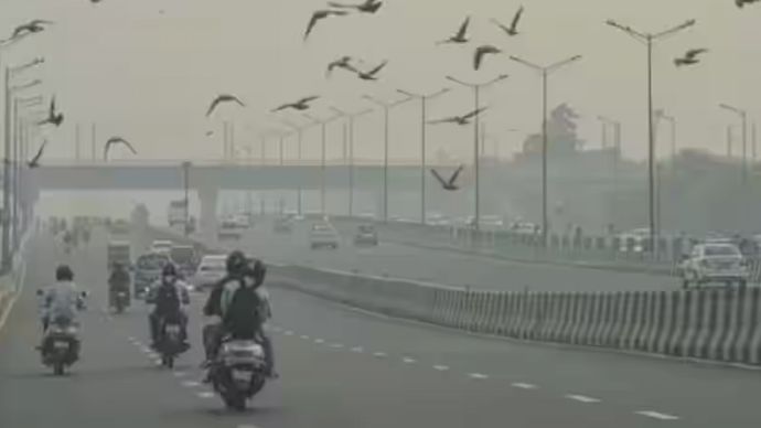 दिवाली मनाने के लिए पटाखे फोड़ने के बाद Delhi-NCR में धुंध की मोटी चादर छाई दिवाली मनाने के लिए पटाखे फोड़ने के बाद Delhi-NCR में धुंध की मोटी चादर छाई