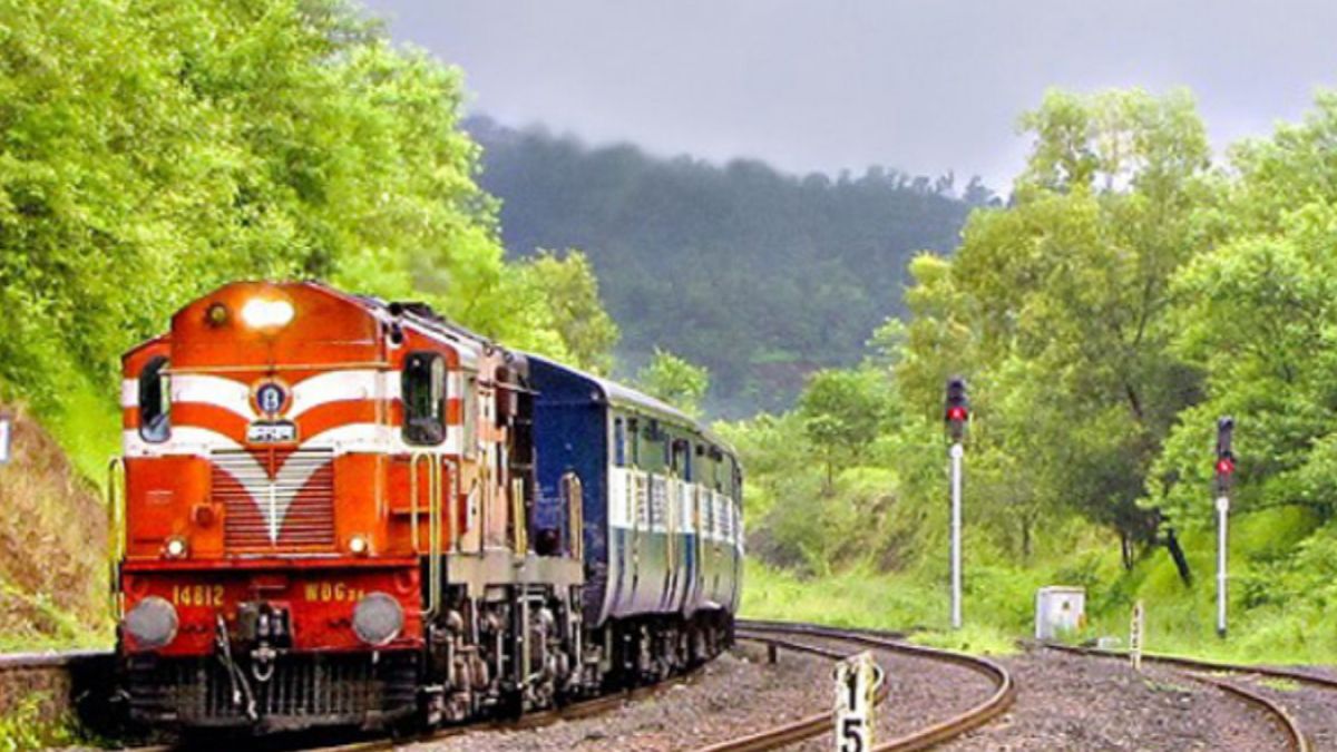 छठ के चलते ट्रेनों में भारी भीड़ हो रही है