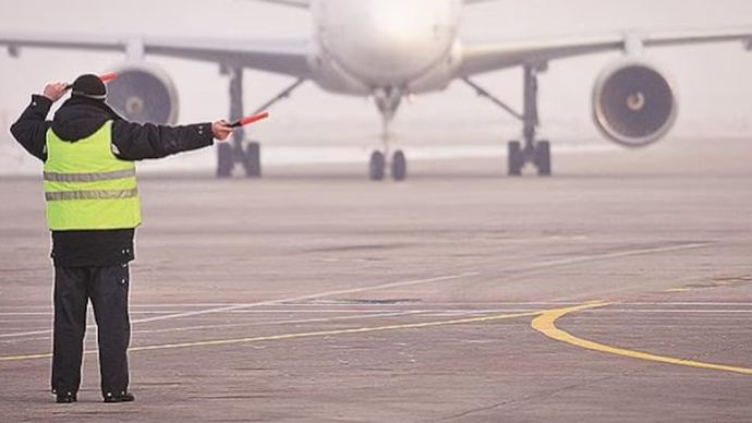 मोटी धुंध की चादर ने दिल्ली एअरपोर्ट को ढका हुआ है मोटी धुंध की चादर ने दिल्ली एअरपोर्ट को ढका हुआ है