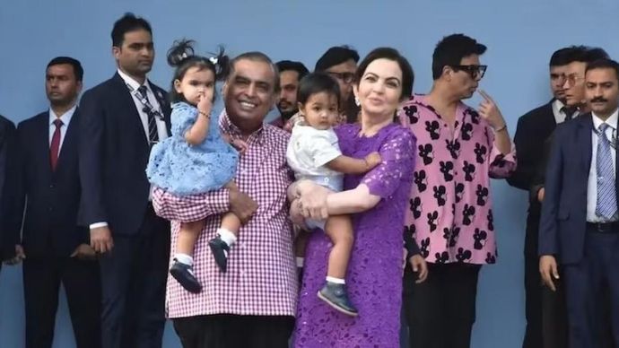 ईशा अंबानी के जुड़वा बच्चे आदिया और कृष्णा 19 नवंबर को एक साल के हो गए हैं ईशा अंबानी के जुड़वा बच्चे आदिया और कृष्णा 19 नवंबर को एक साल के हो गए हैं