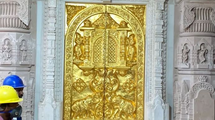 राम मंदिर में अब तक सोने से मढ़े चार दरवाजों को लगा दिया गया है राम मंदिर में अब तक सोने से मढ़े चार दरवाजों को लगा दिया गया है