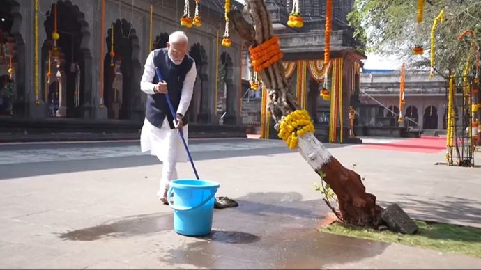 हाथ में बाल्टी और पोछा... जब श्री कालाराम मंदिर में श्रमदान करने उतर गए PM मोदी हाथ में बाल्टी और पोछा... जब श्री कालाराम मंदिर में श्रमदान करने उतर गए PM मोदी