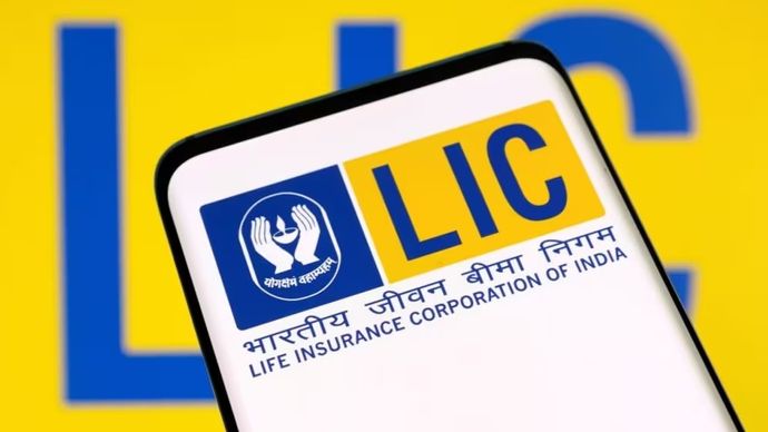 LIC के शेयरों ने आज पहली बार अपनी लिस्टिंग प्राइस 867 रुपये को पार कर 897 रूपये का हाई लगाया LIC के शेयरों ने आज पहली बार अपनी लिस्टिंग प्राइस 867 रुपये को पार कर 897 रूपये का हाई लगाया