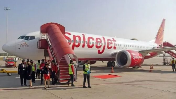 SpiceJet की फ्लाइट के टॉयलेट में एक यात्री इतनी बुरी तरह से फंस गया कि वह फ्लाइट के लैंड होने के बाद ही बाहर निकल सका