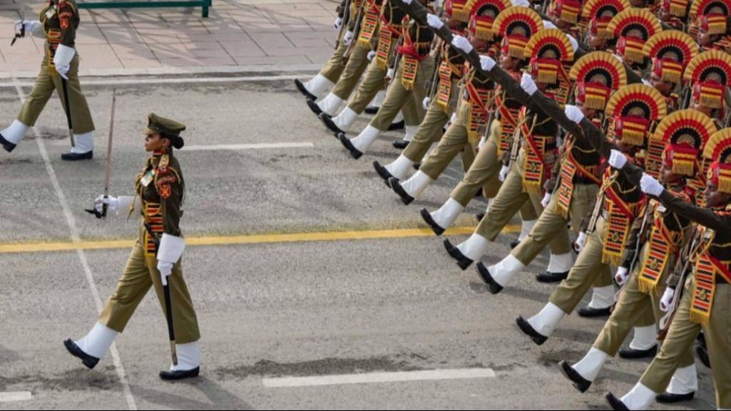 પ્રજાસત્તાક દિવસની પરેડ જોવા જઈ રહ્યા છો, તો ભૂલથી પણ આ વસ્તુઓ સાથે ન લઈ જાઓ. 3 Republic Day Parade: 2024 की परेड की सबसे खास बात, पहली बार महिलाओं ने की शुरुआत, शंख से हुआ शुभारंभ - Republic Day Parade: The most special thing about the 2024 parade,