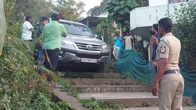 गूगल मैप के सहारे चल रहा एसयूवी चालक अपने वाहन को लेकर गुडालूर के पहाड़ी एरिया में सीढ़ियों में फंस गया गूगल मैप के सहारे चल रहा एसयूवी चालक अपने वाहन को लेकर गुडालूर के पहाड़ी एरिया में सीढ़ियों में फंस गया