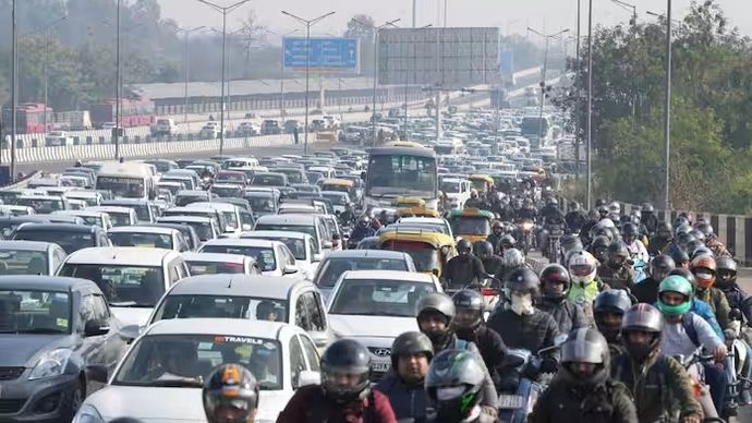 किसान आंदोलन के चलते Noida और Greater Noida Highway पर वाहन चालकों को काफी दिक्कतें हो रही हैं किसान आंदोलन के चलते Noida और Greater Noida Highway पर वाहन चालकों को काफी दिक्कतें हो रही हैं