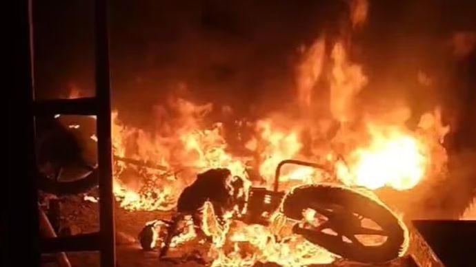 Uttrakhand में Haldwani Muncipal Corporation ने शहर में बने एक अवैध मदरसे को गुरुवार 8 फरवरी को बुलडोजर से गिरा दिया Uttrakhand में Haldwani Muncipal Corporation ने शहर में बने एक अवैध मदरसे को गुरुवार 8 फरवरी को बुलडोजर से गिरा दिया