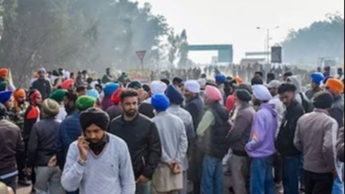 एमएसपी पर कानून बनाने की मांग कर दिल्ली की तरफ कूच कर रहे किसानों का आंदोलन उग्र हो गया है एमएसपी पर कानून बनाने की मांग कर दिल्ली की तरफ कूच कर रहे किसानों का आंदोलन उग्र हो गया है